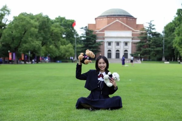 百盛证券 女孩清华硕士毕业放弃互联网大厂、教师编，当上文眉师月入三四万